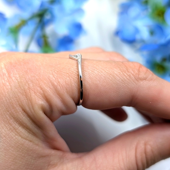 925 Sterling Silver Dainty and Minimalist Design Ring Size 6 - Picture 2 of 4